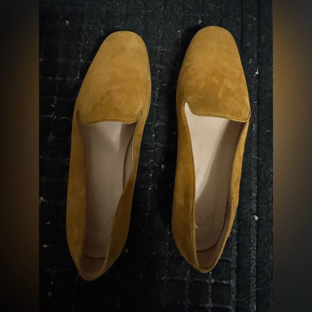 Flats with Rounded Toe - Picture 1 of 3